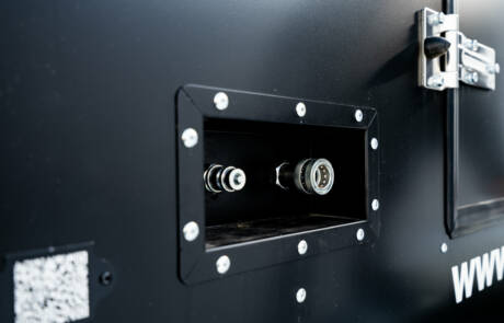 Stromaggregat 48KW Stage V mit Sprinter und Regaleinbauten. GRIZZLY Filmbau GmbH. Unser Stromaggregat 48KW Stage V hat die Anschlüsse: 1 x 63A, 1 x 32A, 1 x 16A, 1 x Schuko, mit Tankvolumen: 185l, Verbrauch 50% Leistung -6l/h, wird ebenfalls mit Sprinter mit Regaleinbauten geliefert. GRIZZLY Filmbau GmbH Ihr Partner für Mietfahrzeuge, Filmservicefahrzeuge und Kulissenbau.