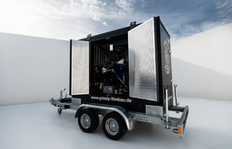 Stromaggregat 48KW Stage V mit Sprinter und Regaleinbauten. GRIZZLY Filmbau GmbH. Unser Stromaggregat 48KW Stage V hat die Anschlüsse: 1 x 63A, 1 x 32A, 1 x 16A, 1 x Schuko, mit Tankvolumen: 185l, Verbrauch 50% Leistung -6l/h, wird ebenfalls mit Sprinter mit Regaleinbauten geliefert. GRIZZLY Filmbau GmbH Ihr Partner für Mietfahrzeuge, Filmservicefahrzeuge und Kulissenbau.