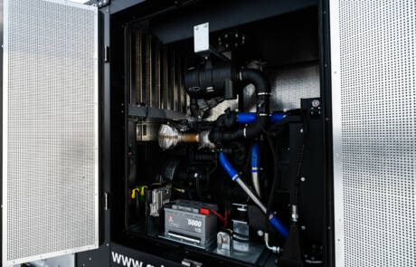 Stromaggregat 48KW Stage V mit Sprinter und Regaleinbauten. GRIZZLY Filmbau GmbH. Unser Stromaggregat 48KW Stage V hat die Anschlüsse: 1 x 63A, 1 x 32A, 1 x 16A, 1 x Schuko, mit Tankvolumen: 185l, Verbrauch 50% Leistung -6l/h, wird ebenfalls mit Sprinter mit Regaleinbauten geliefert. GRIZZLY Filmbau GmbH Ihr Partner für Mietfahrzeuge, Filmservicefahrzeuge und Kulissenbau.