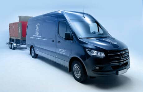 Stromaggregat 80KW Stage IIIA mit Sprinter und Regaleinbauten. GRIZZLY Filmbau GmbH. Genügend Strom am Set liefert der Stromaggregat 80 KW Stage IIIA, mit den Anschlüssen: 1 x 125A, 1 x 63A, 1 x 32A, 1 x 16A, 2 x Schuko, Tankvolumen: 550l, Verbrauch: 50% Leistung -13,2l, Sprinter mit Regaleinbauten ist inkl. GRIZZLY Filmbau GmbH Ihr Partner für Mietfahrzeuge, Filmservicefahrzeuge und Kulissenbau.