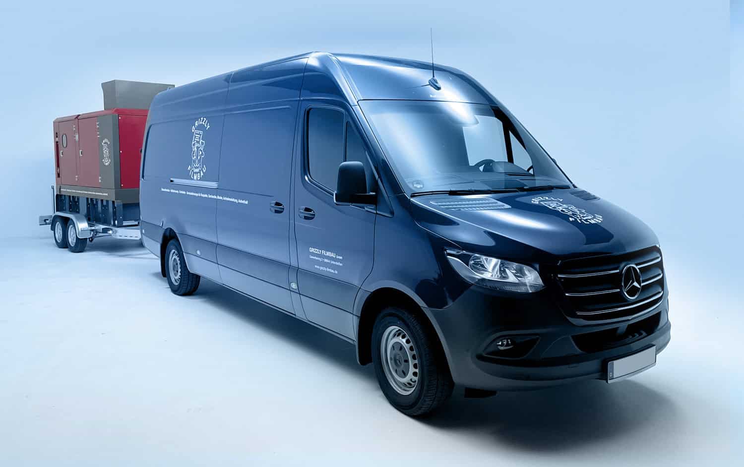 Genügend Strom am Set liefert der Stromaggregat 80 KW Stage IIIA, mit den Anschlüssen: 1 x 125A, 1 x 63A, 1 x 32A, 1 x 16A, 2 x Schuko, Tankvolumen: 550l, Verbrauch: 50% Leistung -13,2l, Sprinter mit Regaleinbauten ist inkl. GRIZZLY Filmbau GmbH Ihr Partner für Mietfahrzeuge, Filmservicefahrzeuge und Kulissenbau.