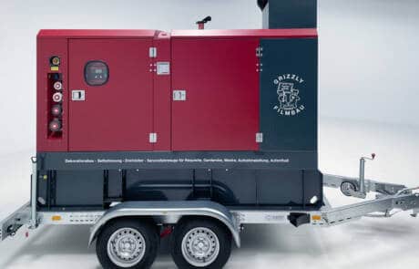 Stromaggregat 80KW Stage IIIA mit Sprinter und Regaleinbauten. GRIZZLY Filmbau GmbH. Genügend Strom am Set liefert der Stromaggregat 80 KW Stage IIIA, mit den Anschlüssen: 1 x 125A, 1 x 63A, 1 x 32A, 1 x 16A, 2 x Schuko, Tankvolumen: 550l, Verbrauch: 50% Leistung -13,2l, Sprinter mit Regaleinbauten ist inkl. GRIZZLY Filmbau GmbH Ihr Partner für Mietfahrzeuge, Filmservicefahrzeuge und Kulissenbau.