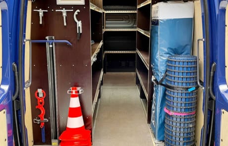 Stromaggregat 80KW Stage IIIA mit Sprinter und Regaleinbauten. GRIZZLY Filmbau GmbH. Genügend Strom am Set liefert der Stromaggregat 80 KW Stage IIIA, mit den Anschlüssen: 1 x 125A, 1 x 63A, 1 x 32A, 1 x 16A, 2 x Schuko, Tankvolumen: 550l, Verbrauch: 50% Leistung -13,2l, Sprinter mit Regaleinbauten ist inkl. GRIZZLY Filmbau GmbH Ihr Partner für Mietfahrzeuge, Filmservicefahrzeuge und Kulissenbau.