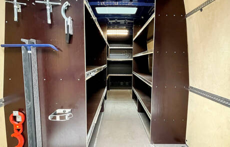 Stromaggregat 80KW Stage IIIA mit Sprinter und Regaleinbauten. GRIZZLY Filmbau GmbH. Genügend Strom am Set liefert der Stromaggregat 80 KW Stage IIIA, mit den Anschlüssen: 1 x 125A, 1 x 63A, 1 x 32A, 1 x 16A, 2 x Schuko, Tankvolumen: 550l, Verbrauch: 50% Leistung -13,2l, Sprinter mit Regaleinbauten ist inkl. GRIZZLY Filmbau GmbH Ihr Partner für Mietfahrzeuge, Filmservicefahrzeuge und Kulissenbau.