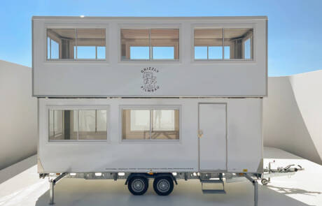 Teamaufenthalt Anhänger bis zu 40 Personen. GRIZZLY Filmbau GmbH. Bis zu 40 Personen haben in unserem Teamaufenthalt Platz, das obere Stockwerk kann über eine eigene Batterie auf- und abgesenkt werden, Licht und Heizung sind integriert. GRIZZLY Filmbau GmbH Ihr Partner für Mietfahrzeuge, Filmservicefahrzeuge und Kulissenbau.