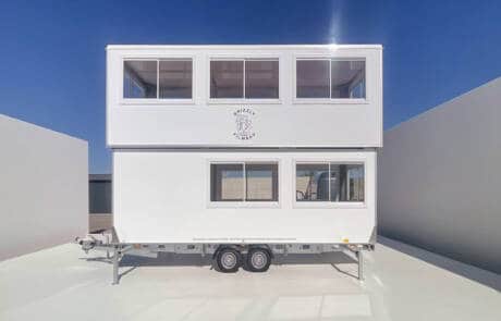 Teamaufenthalt Anhänger bis zu 40 Personen. GRIZZLY Filmbau GmbH. Bis zu 40 Personen haben in unserem Teamaufenthalt Platz, das obere Stockwerk kann über eine eigene Batterie auf- und abgesenkt werden, Licht und Heizung sind integriert. GRIZZLY Filmbau GmbH Ihr Partner für Mietfahrzeuge, Filmservicefahrzeuge und Kulissenbau.