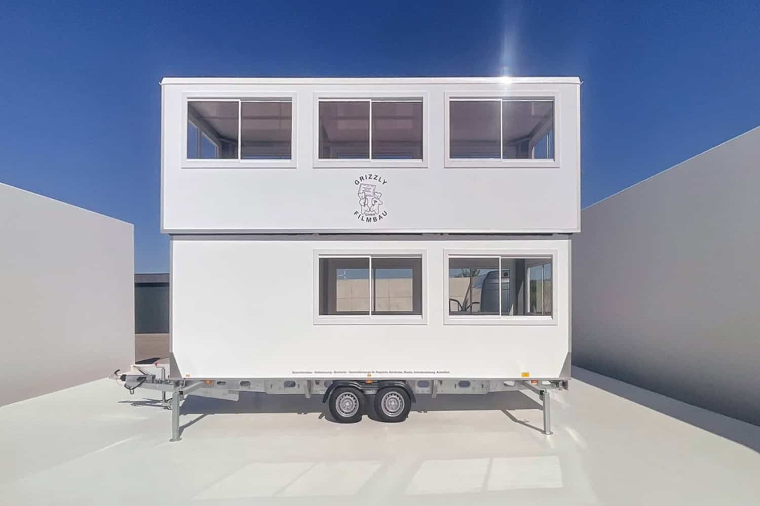 Bis zu 40 Personen haben in unserem Teamaufenthalt Platz, das obere Stockwerk kann über eine eigene Batterie auf- und abgesenkt werden, Licht und Heizung sind integriert. GRIZZLY Filmbau GmbH Ihr Partner für Mietfahrzeuge, Filmservicefahrzeuge und Kulissenbau.