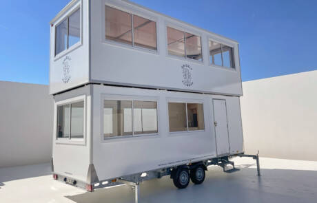 Teamaufenthalt Anhänger bis zu 40 Personen. GRIZZLY Filmbau GmbH. Bis zu 40 Personen haben in unserem Teamaufenthalt Platz, das obere Stockwerk kann über eine eigene Batterie auf- und abgesenkt werden, Licht und Heizung sind integriert. GRIZZLY Filmbau GmbH Ihr Partner für Mietfahrzeuge, Filmservicefahrzeuge und Kulissenbau.