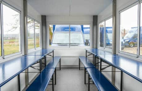 Teamaufenthalt Anhänger bis zu 40 Personen. GRIZZLY Filmbau GmbH. Bis zu 40 Personen haben in unserem Teamaufenthalt Platz, das obere Stockwerk kann über eine eigene Batterie auf- und abgesenkt werden, Licht und Heizung sind integriert. GRIZZLY Filmbau GmbH Ihr Partner für Mietfahrzeuge, Filmservicefahrzeuge und Kulissenbau.