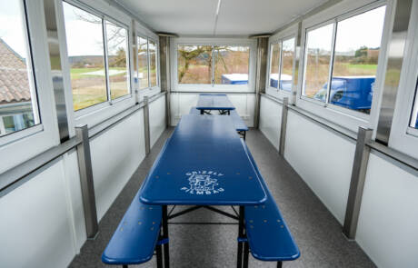 Teamaufenthalt Anhänger bis zu 40 Personen. GRIZZLY Filmbau GmbH. Bis zu 40 Personen haben in unserem Teamaufenthalt Platz, das obere Stockwerk kann über eine eigene Batterie auf- und abgesenkt werden, Licht und Heizung sind integriert. GRIZZLY Filmbau GmbH Ihr Partner für Mietfahrzeuge, Filmservicefahrzeuge und Kulissenbau.