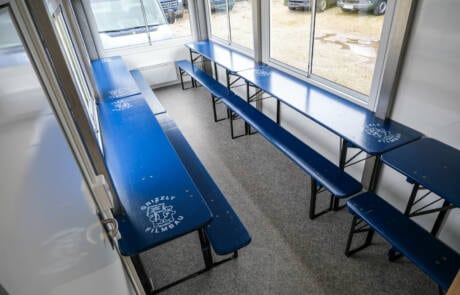 Teamaufenthalt Anhänger bis zu 40 Personen. GRIZZLY Filmbau GmbH. Bis zu 40 Personen haben in unserem Teamaufenthalt Platz, das obere Stockwerk kann über eine eigene Batterie auf- und abgesenkt werden, Licht und Heizung sind integriert. GRIZZLY Filmbau GmbH Ihr Partner für Mietfahrzeuge, Filmservicefahrzeuge und Kulissenbau.