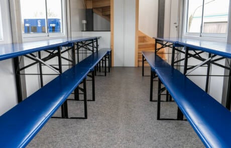 Teamaufenthalt Anhänger bis zu 40 Personen. GRIZZLY Filmbau GmbH. Bis zu 40 Personen haben in unserem Teamaufenthalt Platz, das obere Stockwerk kann über eine eigene Batterie auf- und abgesenkt werden, Licht und Heizung sind integriert. GRIZZLY Filmbau GmbH Ihr Partner für Mietfahrzeuge, Filmservicefahrzeuge und Kulissenbau.