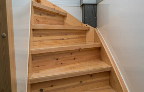 Teamaufenthalt Anhänger bis zu 40 Personen. GRIZZLY Filmbau GmbH. Bis zu 40 Personen haben in unserem Teamaufenthalt Platz, das obere Stockwerk kann über eine eigene Batterie auf- und abgesenkt werden, Licht und Heizung sind integriert. GRIZZLY Filmbau GmbH Ihr Partner für Mietfahrzeuge, Filmservicefahrzeuge und Kulissenbau.